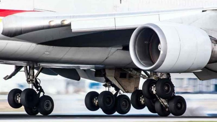 Penumpang Gelap Bertahan Hidup di Roda Pesawat Selama 11 Jam Penumpang Gelap Bertahan Hidup di Roda Pesawat Selama 11 Jam