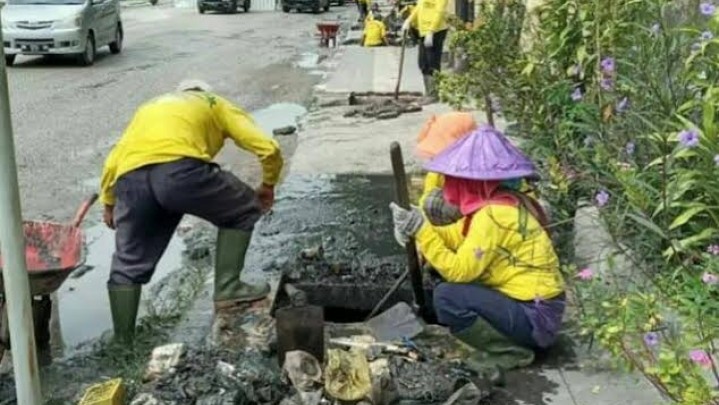 Cegah Banjir, PUPR Pekanbaru Bersihkan Drainase Jalan Soekarno Hatta hingga Yos Sudarso Cegah Banjir, PUPR Pekanbaru Bersihkan Drainase Jalan Soekarno Hatta hingga Yos Sudarso