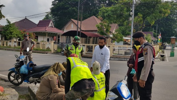 Operasi Prokes di Meranti, Tujuh Pelanggar Disanksi Tim Yustisi Operasi Prokes di Meranti, Tujuh Pelanggar Disanksi Tim Yustisi