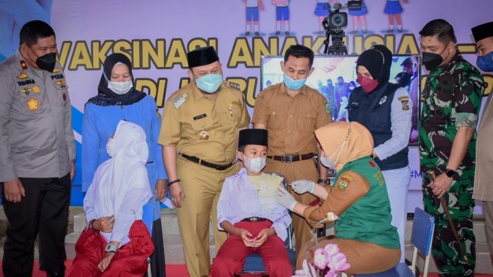 Vaksinasi Usia 6-11 Tahun, Bupati Catur Ucapkan Terima Kasih Khusus pada Orang Tua Murid