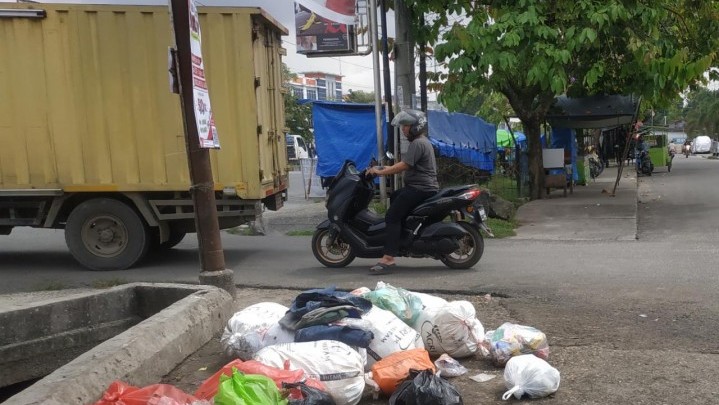 Tumpukan Sampah di Pekanbaru, Wako Firdaus Keluhkan Perilaku Oknum Masyarakat