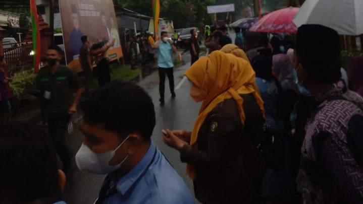 Teriakan Suka Cita Emak-emak Sambut Kedatangan Mendagri Malaysia di Air Tiris Teriakan Suka Cita Emak-emak Sambut Kedatangan Mendagri Malaysia di Air Tiris