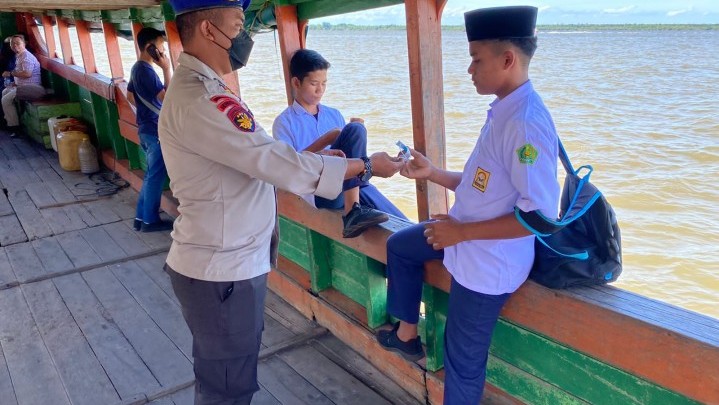 Sosialisasi Prokes Polairud Polres Meranti di Pelabuhan Penyeberangan