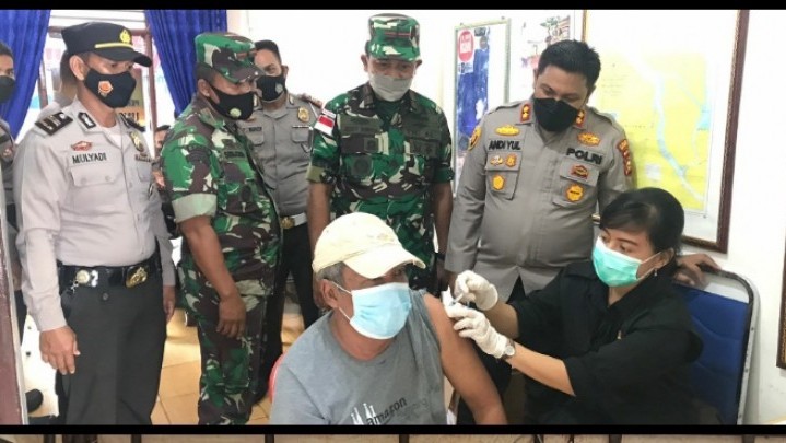 Kejar Capaian 100 Persen, Polres Meranti Maksimalkan Vaksinasi di Pos Satpolairud Kejar Capaian 100 Persen, Polres Meranti Maksimalkan Vaksinasi di Pos Satpolairud