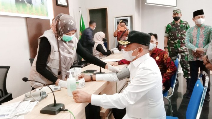 Vaksinasi Booster di Meranti, Bupati HM Adil jadi Peserta Pertama