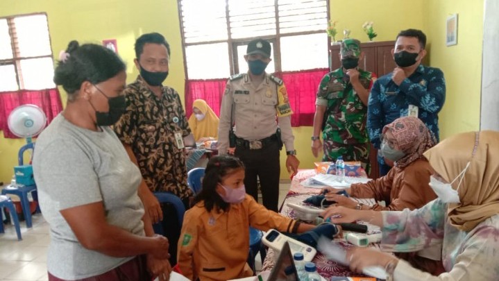 Lurah Bencah Lesung Didampingi Tiga Pilar Tinjau Vaksinasi Anak di SDN 137