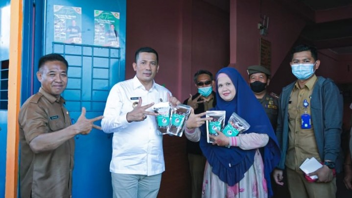 Bupati HM Adil Minta Pedagang Jual Kopi Produk Lokal Bupati HM Adil Minta Pedagang Jual Kopi Produk Lokal