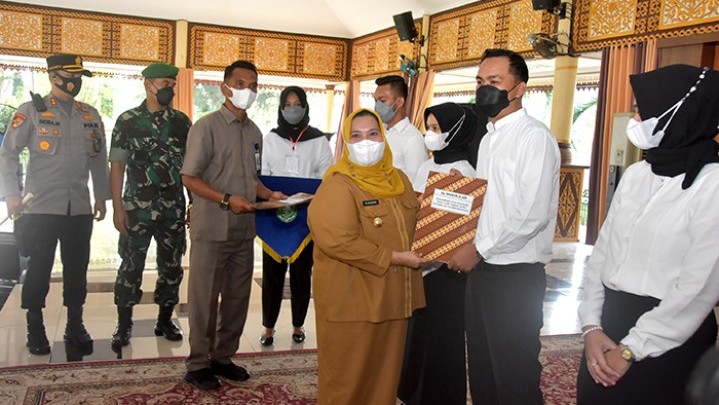 Ratusan Pendamping Desa Dilantik, Bupati Kasmarni Tegaskan Tidak Boleh Berpolitik Ratusan Pendamping Desa Dilantik, Bupati Kasmarni Tegaskan Tidak Boleh Berpolitik