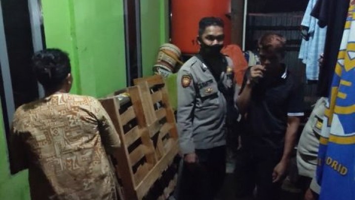 Bawa Polisi, Istri Grebek Suami Selingkuh dengan Wanita Penghibur Bawa Polisi, Istri Grebek Suami Selingkuh dengan Wanita Penghibur