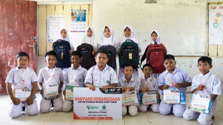 ACT Duri Salurkan Perlengkapan Sekolah Bagi Anak-anak Korban Banjir Aceh