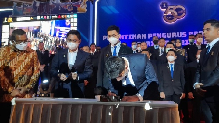 Resmi Dilantik, HIPMI Riau Langsung MoU dengan Perbankan dan Perguruan Tinggi Resmi Dilantik, HIPMI Riau Langsung MoU dengan Perbankan dan Perguruan Tinggi