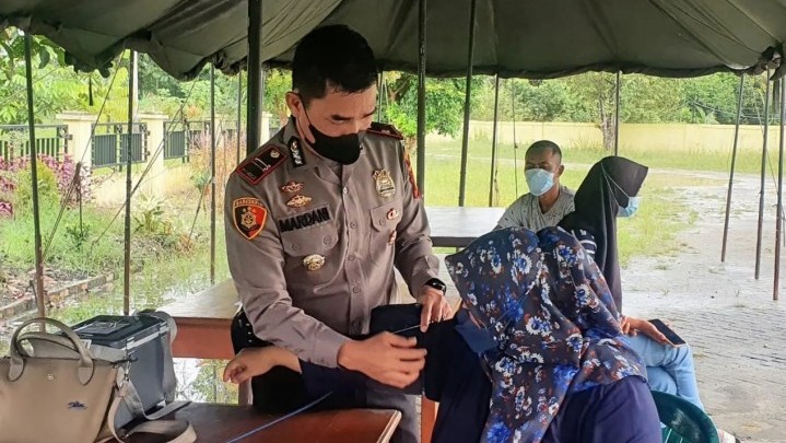 Kapolsek Tambang Turun Langsung Membantu Kegiatan Vaksinasi Kapolsek Tambang Turun Langsung Membantu Kegiatan Vaksinasi