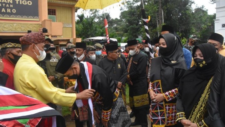 Dua Gelar Adat Sekaligus Disandang Danrem Brigjen TNI M Syech Ismed Dua Gelar Adat Sekaligus Disandang Danrem Brigjen TNI M Syech Ismed