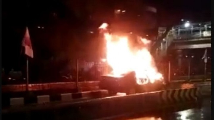 Tabrakan, Mobil Camry Terbakar dan Dua Orang Meninggal Dunia