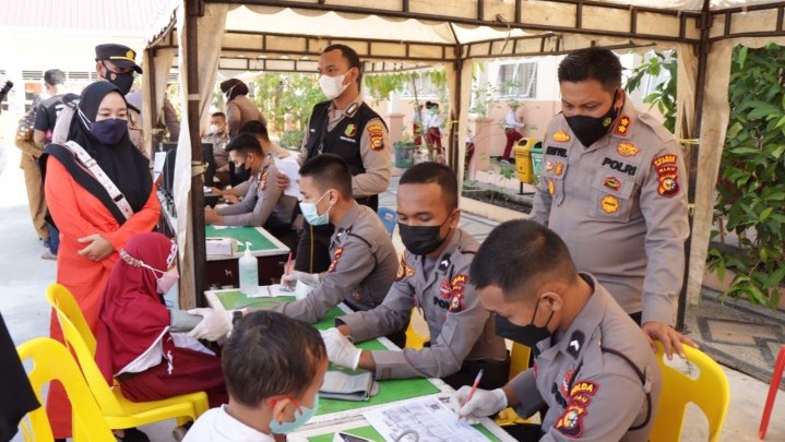 Kapolres Meranti Cek Vaksinasi Anak di SDN 02 Tebingtinggi Kapolres Meranti Cek Vaksinasi Anak di SDN 02 Tebingtinggi