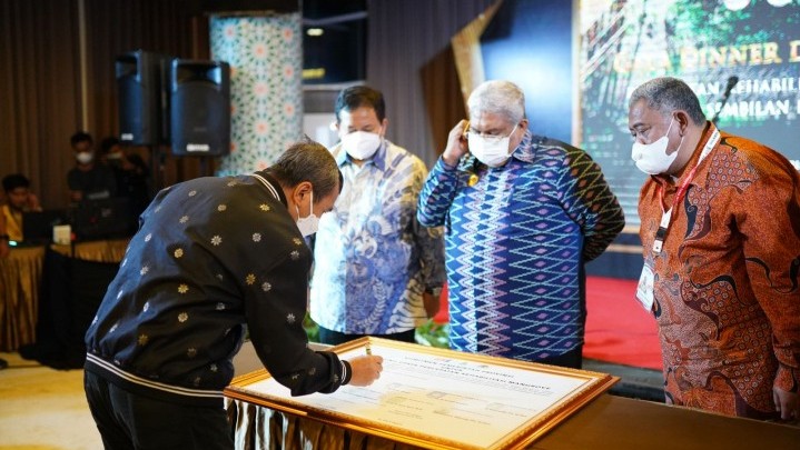 Gubernur Syamsuar Tandatangani Komitmen Percepatan Rehabilitasi Mangrove Gubernur Syamsuar Tandatangani Komitmen Percepatan Rehabilitasi Mangrove