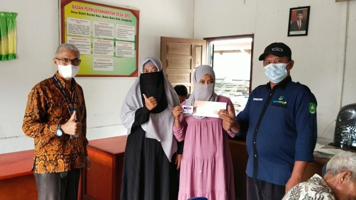 Di Bengkalis, Penerima Bansos Harus Perlihatkan Kartu Vaksin Di Bengkalis, Penerima Bansos Harus Perlihatkan Kartu Vaksin