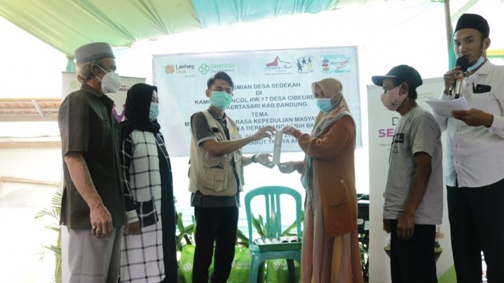 Menghidupkan Kembali Tradisi Perelek Sunda Lewat 'Desa Sedekah' Menghidupkan Kembali Tradisi Perelek Sunda Lewat 'Desa Sedekah'