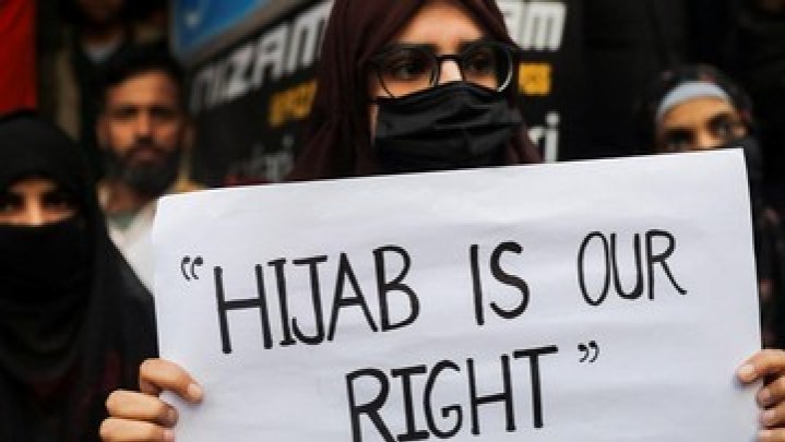 Hijab Dilarang di Sekolah India, Ratusan Murid Protes di Kolkata Hijab Dilarang di Sekolah India, Ratusan Murid Protes di Kolkata