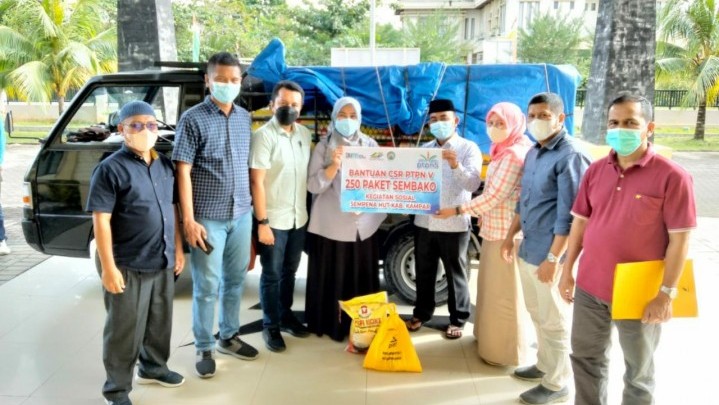 PTPN V Salurkan 1,7 Ton Sembako Perkuat Ketahanan Pangan Masyarakat PTPN V Salurkan 1,7 Ton Sembako Perkuat Ketahanan Pangan Masyarakat