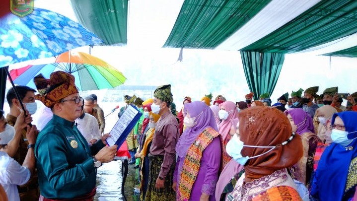 Diguyur Hujan, Bupati HM Adil Lantik Ratusan Kepala Sekolah Diguyur Hujan, Bupati HM Adil Lantik Ratusan Kepala Sekolah
