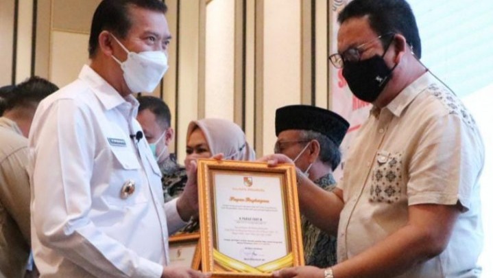 Taat Pajak, Herland Lembasy Terima Penghargaan Pembayaran Pajak Bumi dan Bangunan dari Pemko Pekanbaru Taat Pajak, Herland Lembasy Terima Penghargaan Pembayaran Pajak Bumi dan Bangunan dari Pemko Pekanbaru