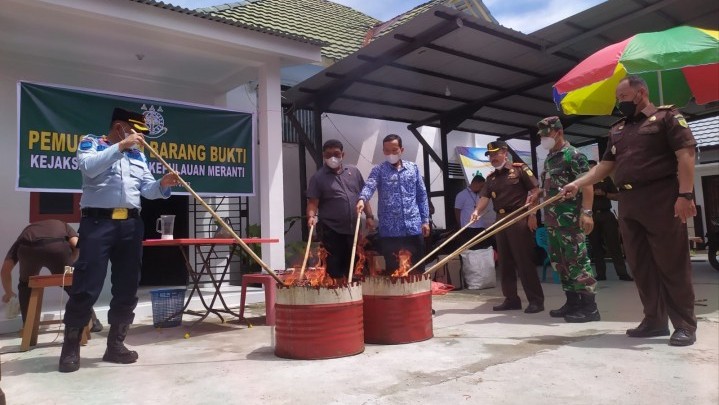 Barang Bukti 85 Perkara Pidana Dimusnahkan Kejari Meranti Barang Bukti 85 Perkara Pidana Dimusnahkan Kejari Meranti