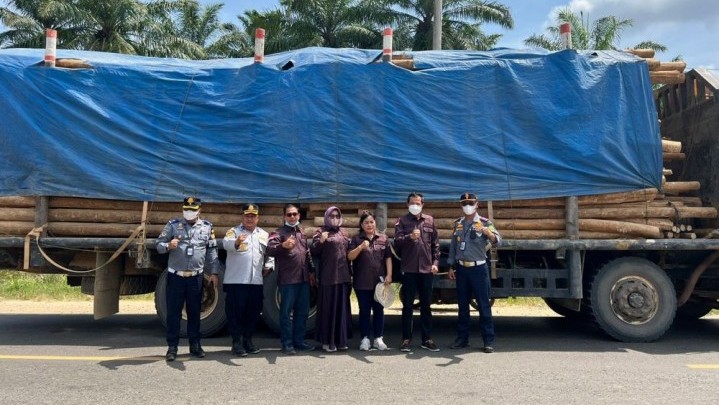Puluhan Kendaraan ODOL di Rohil Ditilang Tim Gabungan Puluhan Kendaraan ODOL di Rohil Ditilang Tim Gabungan