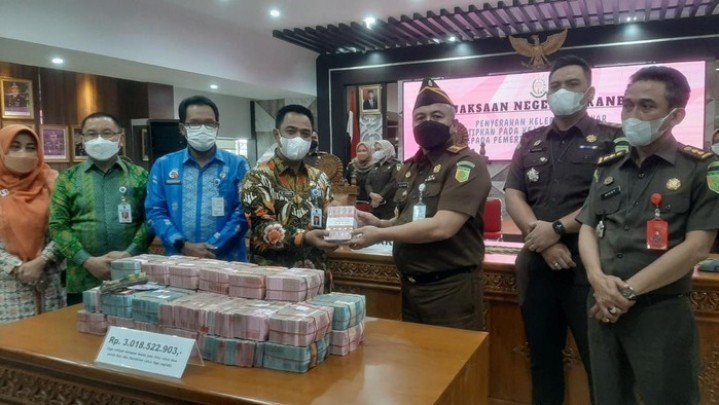 Puluhan Anggota DPRD Pekanbaru Kembalikan Dana Reses Rp 3 Miliar Puluhan Anggota DPRD Pekanbaru Kembalikan Dana Reses Rp 3 Miliar