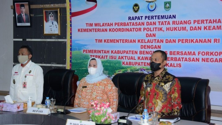 Bupati Bengkalis Serahkan Proposal Terkait Objek Wisata Hingga Masalah Abrasi Bupati Bengkalis Serahkan Proposal Terkait Objek Wisata Hingga Masalah Abrasi