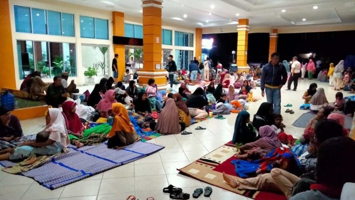 Teras Kantor Bupati Pasaman Barat Jadi Lokasi Mengungsi Warga Terdampak Gempa Teras Kantor Bupati Pasaman Barat Jadi Lokasi Mengungsi Warga Terdampak Gempa