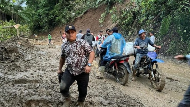 Kendaraan Roda Dua Sudah Bisa Melintasi Jalan di Rimbo Kajahatan Pasbar Usai Bencana Kendaraan Roda Dua Sudah Bisa Melintasi Jalan di Rimbo Kajahatan Pasbar Usai Bencana
