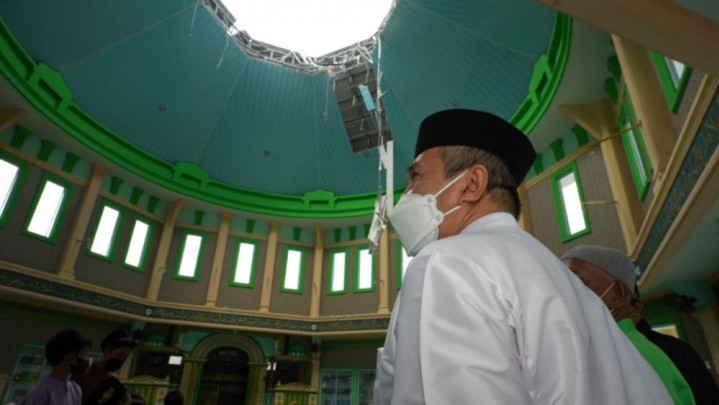 Gubri Syamsuar Tinjau Masjid di Jalan Purwodadi Pekanbaru yang Terdampak Angin Puting Beliung Gubri Syamsuar Tinjau Masjid di Jalan Purwodadi Pekanbaru yang Terdampak Angin Puting Beliung