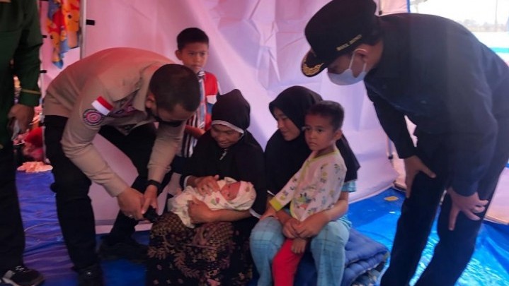 Kunjungi Korban Gempa Pasaman, Wagub Sumbar Sebut Akan Bangun Kembali Rumah yang Hancur Kunjungi Korban Gempa Pasaman, Wagub Sumbar Sebut Akan Bangun Kembali Rumah yang Hancur