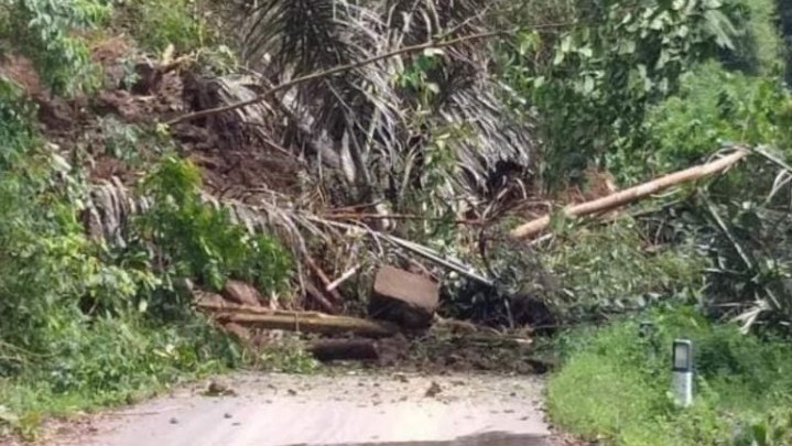 Longsor di Polong Anam Nagari Talu Pasaman Barat, Akses Transportasi Putus Total Longsor di Polong Anam Nagari Talu Pasaman Barat, Akses Transportasi Putus Total