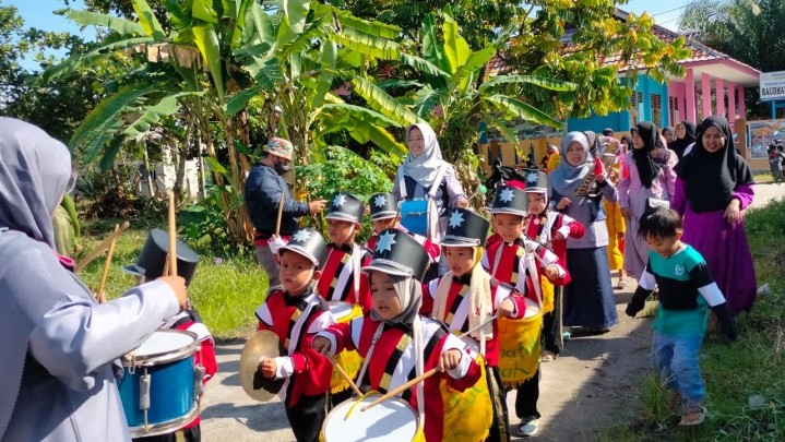 Murid PAUD Raudhatul Jannah Pawai Drum Band, Anak-anak Senang, Para Orangtua pun Ikut Berkeliling Murid PAUD Raudhatul Jannah Pawai Drum Band, Anak-anak Senang, Para Orangtua pun Ikut Berkeliling