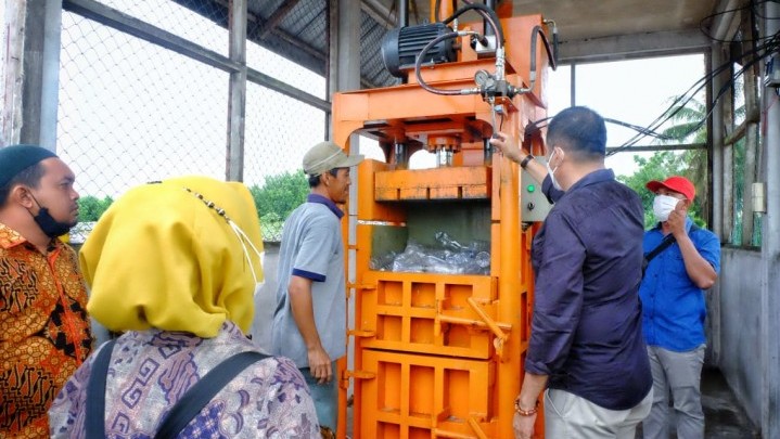 Dinas Lingkungan Hidup Meranti Sukses Uji Coba Paving Blok dari Limbah Plastik