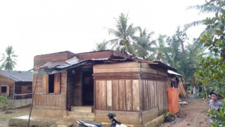 Rumah Diterjang Angin Kencang, Warga Kampung Tengah Parlayanan Pasaman Barat Butuh Bantuan