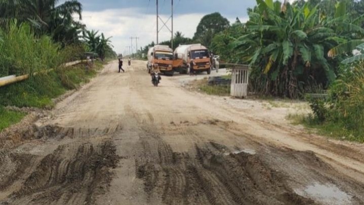 Truk Tangki CPO Bertonase Berat Diduga Rusak Jalan Masyarakat, Pelat Non BM Jadi Sorotan