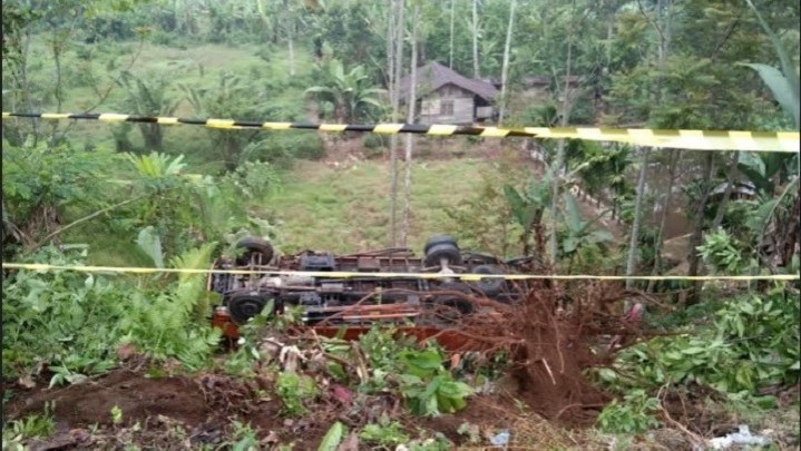 Truk Galon Terjun di Jurang Sitinjau Laut