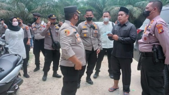 Dualisme Kepengurusan, Massa KUD Iyo Basamo Versi Yuslianti Unjuk Rasa Dualisme Kepengurusan, Massa KUD Iyo Basamo Versi Yuslianti Unjuk Rasa