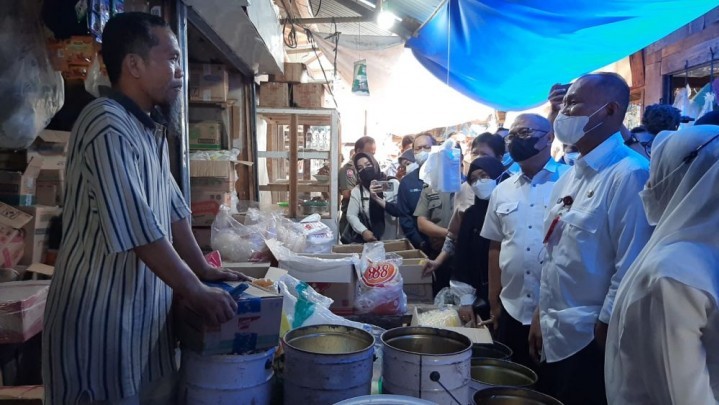 Ini yang Ditemukan Satgas Pangan Riau Saat Sidak Gudang Minyak Goreng dan Pasar Tradisional Ini yang Ditemukan Satgas Pangan Riau Saat Sidak Gudang Minyak Goreng dan Pasar Tradisional