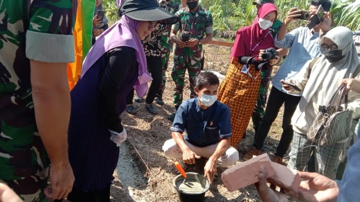 Anggota DPD RI Dr Misharti Letakkan Batu Pertama Pendirian Pondok Pesantren ABS Desa Parit Baru