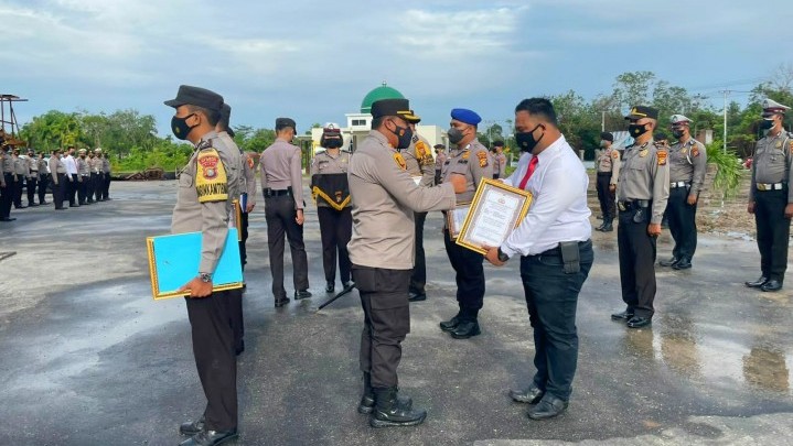 Kapolres Meranti Beri Penghargaan Personel Berprestasi dalam Vaksinasi dan Inovasi Kapolres Meranti Beri Penghargaan Personel Berprestasi dalam Vaksinasi dan Inovasi