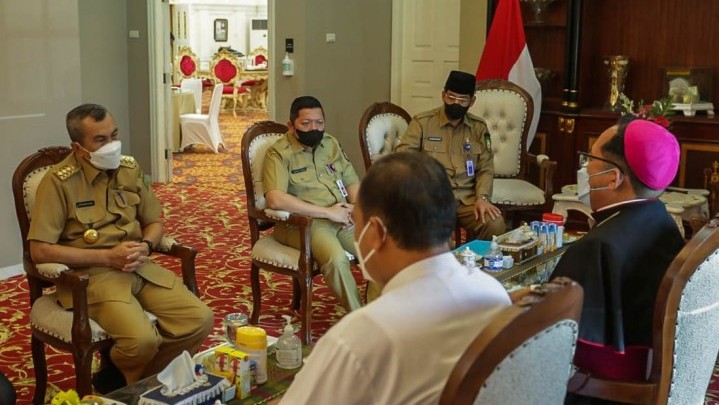 Pertemuan Keuskupan Padang - Sumbar Riau Dengan Gubri, Ini yang Dibicarakan Pertemuan Keuskupan Padang - Sumbar Riau Dengan Gubri, Ini yang Dibicarakan