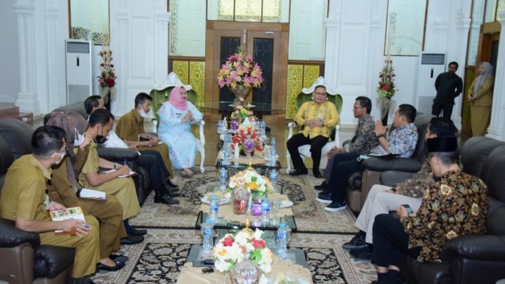 Kasmarni Berharap Bengkalis Miliki TV Lokal Kasmarni Berharap Bengkalis Miliki TV Lokal