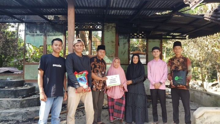 Ikatan Mahasiswa Kenegerian Kampa Salurkan Bantuan Dari IZI untuk Korban Kebakaran Ikatan Mahasiswa Kenegerian Kampa Salurkan Bantuan Dari IZI untuk Korban Kebakaran