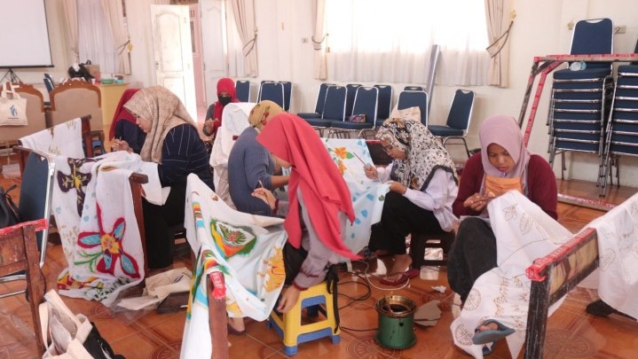 Warga Siak Dapat Pelatihan Membatik Dari Dina Isfandiary Warga Siak Dapat Pelatihan Membatik Dari Dina Isfandiary