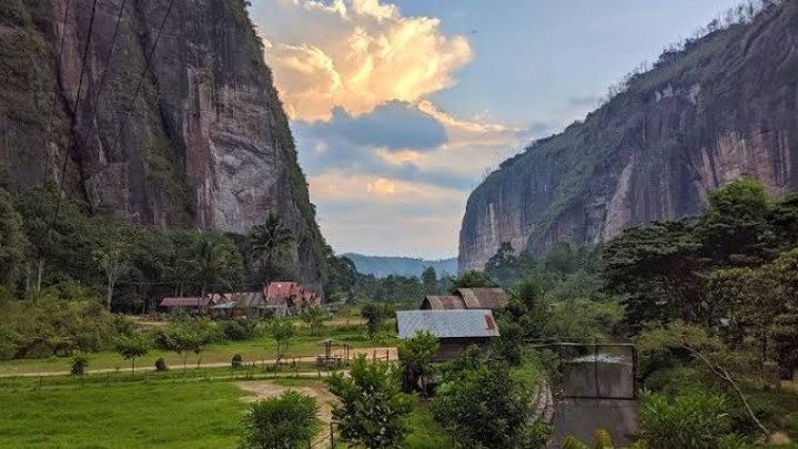 Lokomotif Pertumbuhan Ekonomi Sumatera Barat Dari Sektor Pariwisata Lokomotif Pertumbuhan Ekonomi Sumatera Barat Dari Sektor Pariwisata