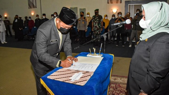 Bupati Kasmarni Lantik 9 Pejabat Eselon II yang Baru, Berikut Nama-namanya Bupati Kasmarni Lantik 9 Pejabat Eselon II yang Baru, Berikut Nama-namanya